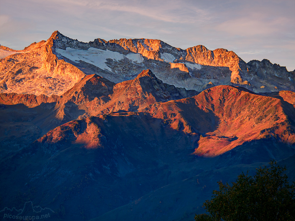 Foto: Maladeta desde el mirador de la val de Varrados, Val d'Aran, Pirineos, Catalunya Foto: Maladeta desde el mirador de la val de Varrados, Val d'Aran, Pirineos, Catalunya